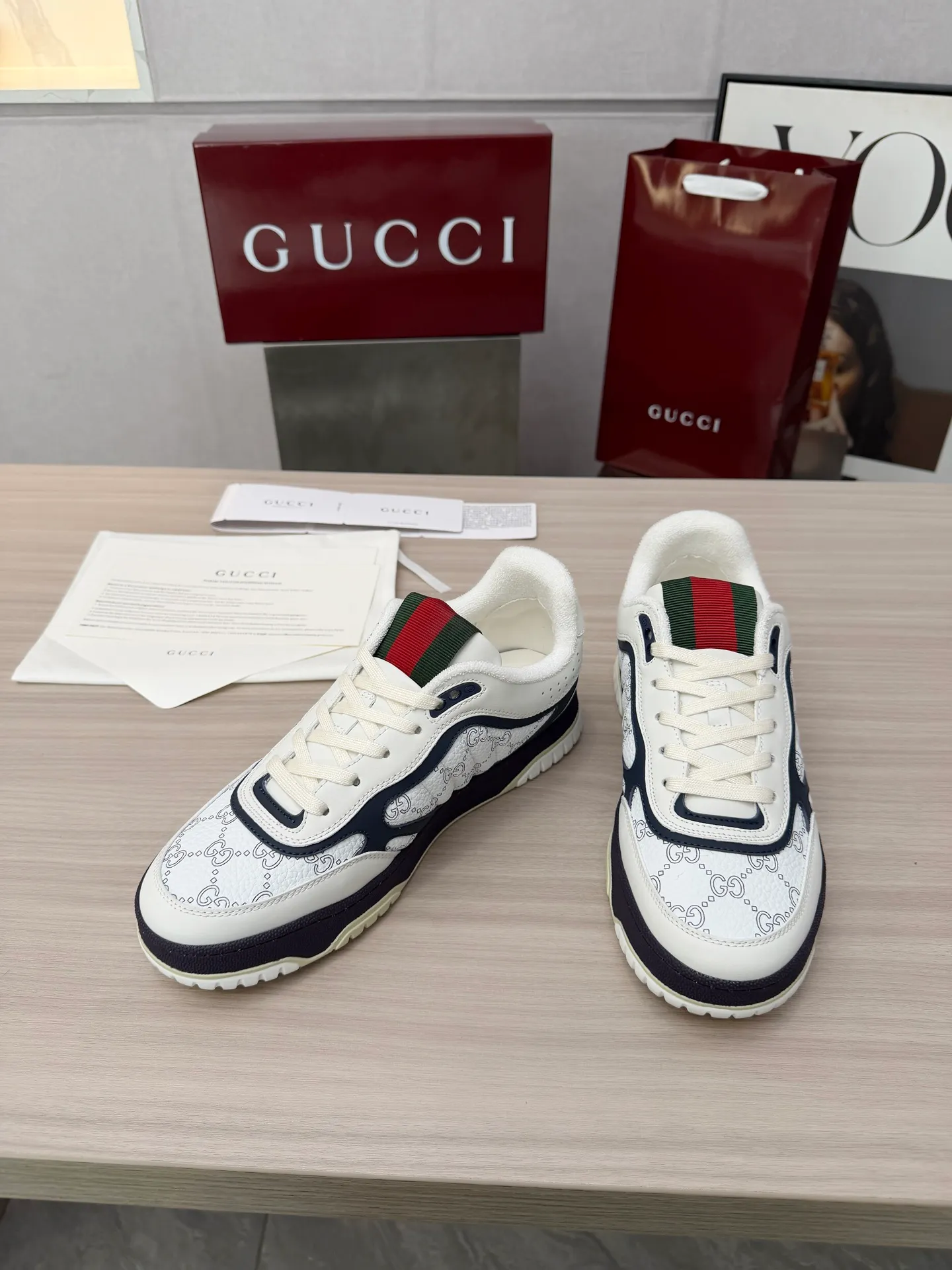 [G Home] P: 600💰 Couple size: Female 35-40. Male 39-44 (45 custom-made) 🆕2025.GUCC Gucci original order quality The latest popular high and low top aged couple sneakers series shipped original purchase development and production, this high and low top sneakers adopt a basketball-style silhouette design, cleverly integrated with hollow panels and distressed effects, showing unique ingenuity. The ingenuity incorporates brand logo details such as interlocking Double G styling accessories and Gucci lettering, a low-key tribute to the brand's design heritage. Exquisite packaging at the delivery counter 🛍📦 ▪️ Fabric: Original customized imported first-layer cowhide ▪️ Inner lining: Imported first-layer cowhide ▪️ Sole: Original molded two-color TPU sole ▪️ Sole thickness: 3cm